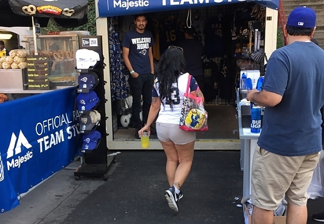 LA Rams Retail 13
